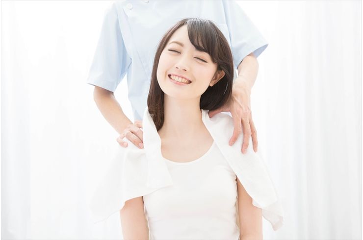肩のマッサージを受ける女性